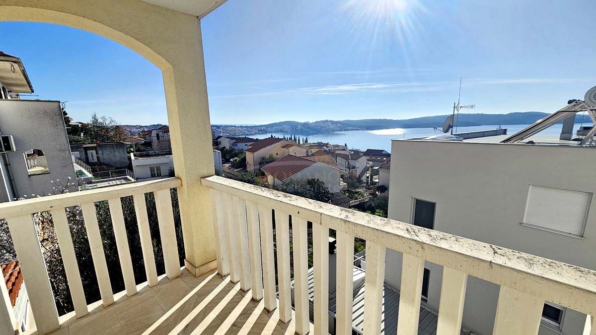 Appartamento trilocale a Okrug Gornji/Čiovo con ampia terrazza, garage e vista mare